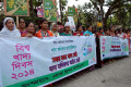 বিশ্ব খাদ্য দিবশ-২০১৪ উপলক্ষ্যে বৃহস্পতিবার জাতীয় প্রেসক্লাবের সামনে মানববন্ধন করে ওয়ার্ল্ড ভিশন বাংলাদেশ। - পিএনএস। 