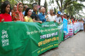 বিশ্ব খাদ্য দিবশ-২০১৪ উপলক্ষ্যে বৃহস্পতিবার জাতীয় প্রেসক্লাবের সামনে মানববন্ধন করে খাদ্য অধিকার প্রচারাভিযান বাংলাদেশ। - পিএনএস। 