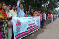 বিশ্ব খাদ্য দিবশ-২০১৪ উপলক্ষ্যে বৃহস্পতিবার জাতীয় প্রেসক্লাবের সামনে মানববন্ধন করে বাংলাদেশ কৃষক ফেডারেশন। - পিএনএস।  