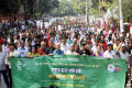 বিশ্ব খাদ্য দিবশ-২০১৪ উপলক্ষ্যে বৃহস্পতিবার জাতীয় প্রেসক্লাবের সামনে মানববন্ধন করে খাদ্য অধিকার প্রচারাভিযান বাংলাদেশ। - পিএনএস।