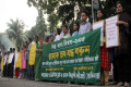 বৃহস্পতিবার জাতীয় প্রেসক্লাবের সামনে বিশ্ব খাদ্য দিবশ-২০১৪ উপলক্ষ্যে তামাক চাষ বন্ধ করার দাবীতে মানববন্ধন করে তামাক বিরোধী নারী জোট। - পিএনএস। 