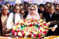 মহান বিজয় দিবস উপলক্ষে মঙ্গলবার জাতীয় সৃতি সৌধে ফুল দিয়ে শহীদদের প্রতি শ্রদ্ধা জানান বিএনপি চেয়ারপার্সন বেগম খালেদা জিয়া সহ বিএনপি নেত্রিবৃন্দ-পিএনএস 