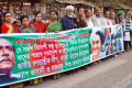 মহান বিজয় দিবস ২০১৪ উপলক্ষে মঙ্গলবার জাতীয় প্রেসক্লাবের সামনে মানব বন্ধন করে  ন্যাপ ভাসানি-পিএনএস