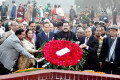 মহান বিজয় দিবস উপলক্ষে মঙ্গলবার জাতীয় সৃতি সৌধে ফুল দিয়ে শহীদদের প্রতি শ্রদ্ধা জানান সাবেক রাষ্ট্রপতি হুসেইন মুহাম্মদ এরশাদ সহ জাতীয় পার্টির নেত্রিবৃন্দ-পিএনএস 