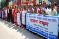 শুক্রবার জাতীয় প্রেসক্লাবের সামনে 'শিক্ষা ব্যাবস্থা, শিক্ষক ও মেধাবী শিক্ষার্থীদের বিরুদ্ধে ষড়যন্ত্র ও অবমাননাকর বক্তব্যের প্রতিবাদে মানববন্ধন করে বাংলাদেশ কারিগরি শিক্ষক সমিতি ফেডারেশন।-পিএনএস। 