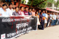 গাজায় ইসরায়েলী বাহিনির গণহত্যার প্রতিবাদে রবিবার সেগুনবাগিচার রিপোর্টার্স ইউনিটির সামনে মানববন্ধন করে ঢাকা রিপোর্টার্স ইউনিট-পিএনএস