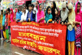 শনিবার জাতীয় প্রেসক্লাবের সামনে বিভিন্ন দাবিতে মানববন্ধন করে গার্মেন্টস শ্রমিক সংহতি ফেডারেশন। -পিএনএস