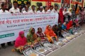 বৃহস্পতিবার জাতীয় প্রেসক্লাবের সামনে বিভিন্ন দাবিতে মানববন্ধন করে কেন্দ্রীয় কৃষক মৈত্রী-পিএনএস 