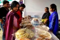 বৃহস্পতিবার রাজধানীর রমনা বটমূলে তিনদিনব্যাপি চাষী নবান্ন উৎসবে পিঠা কিনছে ক্রেতারা-পিএনএস