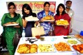 বৃহস্পতিবার রাজধানীর রমনা বটমূলে তিনদিনব্যাপি চাষী নবান্ন উৎসবে পিঠা কিনছে ক্রেতারা-পিএনএস