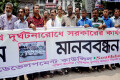 বৃহস্পতিবার জাতীয় প্রেসক্লাবের সামনে নৌ ও সড়ক পথে দুর্ঘটনা রোধে সরকারের কার্যকর পদক্ষেপ গ্রহণের দাবিতে ডেভেলপমেন্ট কাউন্সিল আয়োজিত মানববন্ধন ও প্রতিবাদ সভায় বক্তব্য রাখেন মাহমুদুর রহমান মান্না-পিএনএস