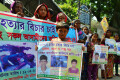 মানিক হত্যার বিচারের দাবিতে মঙ্গলবার জাতীয় প্রেসক্লাবের সামনে মানববন্ধন করে গোলাপবাজার-কেরানীগঞ্জ এলাকাবাসী।-পিএনএস।