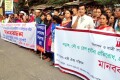সড়ক, নৌ ও রেল দুর্ঘটনা প্রতিরোধ, প্রতিকার ও ক্ষতিপুরন প্রদানের দাবিতে শনিবার জাতীয় প্রেসক্লাবের সামনে মানববন্ধন করে নারী ঐক্য পরিষদ-পিএনএস