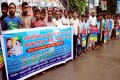 দর্জি শ্রমিকদের মুজুরী বৃদ্ধির দাবিতে পোষাক শিল্প দর্জি শ্রমিক দল ঢাকা মহানগরি সোমবার জাতীয় প্রেসক্লাবের সামনে মানববন্ধন করে-পিএনএন