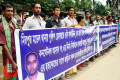 মিরপুর মডেল থানার ওসি সালাউদ্দিন, এস আই জাহিদ, এস আই রাজকুমার ও কনস্টেবল আসাদ গং এর নির্মম নির্যাতনে ব্যবসায়ী মাহবুবুর হত্যার সাথে জড়িতদের ফাঁসির দাবিতে মিরপুর এলাকবাসী বুধবার জাতীয় প্রেসক্লাবের সামনে মানববন্ধন করে-পিএনএস