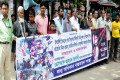 গাজায় ইসরায়েলি বাহিনির গণহত্যার প্রতিবাদে বুধবার জাতীয় প্রেসক্লাবের সামনে মানববন্ধন করে জন্ম অধিকার বাস্তবায়ন সংস্থা-পিএনএস
