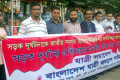 বৃহস্পতিবার জাতিয় প্রেসক্লাবের সামনে সড়ক দুর্ঘটনা প্রতিরোধে জাতিয় ঐক্যরে ডাক দিয়ে মানববন্ধন করে বাংলাদেশ যাত্রী কল্যাণ সমিতি