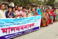২০১৫ সাল থেকে বাড়ী-ভাড়া বৃদ্ধি বন্ধের সরকারি প্রজ্ঞাপন জারীর দাবিতে শুক্রবার জাতীয় প্রেসক্লাবের সামনে মানববন্ধন করে ভাড়াটিয়া পরিষদ।–পিএনএস। 