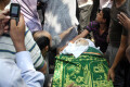 সদ্য প্রয়াত জামাতে ইসলামীর সাবেক আমির অধ্যাপক গোলাম আযমকে এক নজর দেখতে শুক্রবার মগবাজারে সমর্থকদের উপচেপড়া ভিড় 