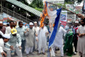 শুক্রবার জাতীয় প্রেসক্লাবের সামনে ফিলিস্তনে গণহত্যা বন্ধের দাবিতে মানববন্ধন ও ইসরায়েলি পতাকায় অগ্নিসংযোগ করে আল-কুদস কমিটি বাংলাদেশ-পিএনএস