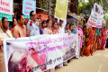 গাজায় ইসরায়েলের বর্বরোচিত হামলায় নারী শিশুসহ গণহত্যা বন্ধের দাবিতে শুক্রবার জাতীয় প্রেসক্লাবের সামনে মানববন্ধন করে বাংলাদেশ নারী মুক্তি সংসদ ঢাকা মহানগর-পিএনএস