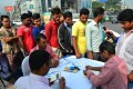 ফুটওভার ব্রিজ ব্যবহার না করে প্রধান সড়ক দিয়ে রাস্তা পার হওয়ায় রাজধানীর কারওয়ানবাজার, বাংলামোটর ও ফার্মগেট এলাকায় মোট ২০৪ জন পথচারীকে জরিমানা করেছেন ভ্রাম্যমাণ আদালত-পিএনএস