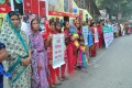 বিভিন্ন দাবীতে মঙ্গলবার জাতীয় প্রেসক্লাবের সামনে বাংলাদেশ লেবার ওয়েলরফয়ার ফাউরন্ডশন মানববন্ধন ও বিক্ষোভ মিছিল করে-পিএনএস