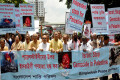 ফিলিস্তিনে ইসরায়েলি বাহিনির গণহত্যা বন্ধের দাবিতে শনিবার জাতীয় প্রেসক্লাবের সামনে মানববন্ধন ও বিক্ষোভ মিছিল করে বাংলাদেশ শান্তি পরিষদ-পিএনএস