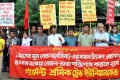 শুক্রবার জাতিয় প্রেসক্লাবের সামনে বোনাস ও সকল বকেয়া বেতন-ভাতা পরিশোধের দাবিতে বিক্ষোভ সমাবেস করে গার্মেন্টস শ্রমিক ট্রেড ইউনিয়ন