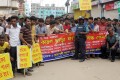সোমবার রাজধানীর খিলখেত মোহাম্মদী ফ্যাশন সোয়েটার্স লিঃ এর শ্রমিকরা কারণ ছাড়া ফ্যাক্টরি বন্ধ করার প্রতিবাদে ও অবিলম্বে ফ্যাক্টরির তালা খুলে দেয়ার দাবিতে রাস্তা অবরোধ করে বিক্ষোভ করে - পিএনএস। 