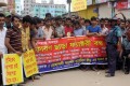 সোমবার রাজধানীর খিলখেত মোহাম্মদী ফ্যাশন সোয়েটার্স লিঃ এর শ্রমিকরা কারণ ছাড়া ফ্যাক্টরি বন্ধ করার প্রতিবাদে ও অবিলম্বে ফ্যাক্টরির তালা খুলে দেয়ার দাবিতে রাস্তা অবরোধ করে বিক্ষোভ করে - পিএনএস। 