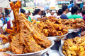 পবিত্র মাহে রমজান উপলক্ষে পুরান ঢাকায় বাহারী ইফতার কিনতে ক্রেতাদের উপচে পড়া ভিড়- ছবিটি চকবাজার থেকে তুলেছেন আমাদের চীফ ফটো সাংবাদিক আব্দুল হালিম